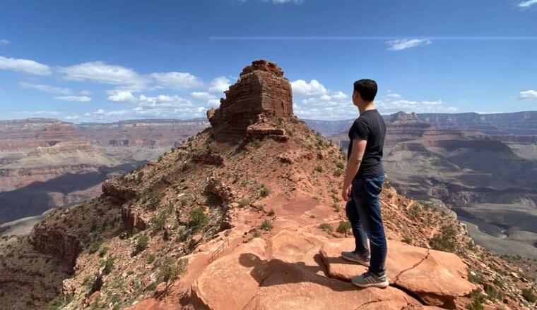 Nomadic Matt posing at the Grand Canyon