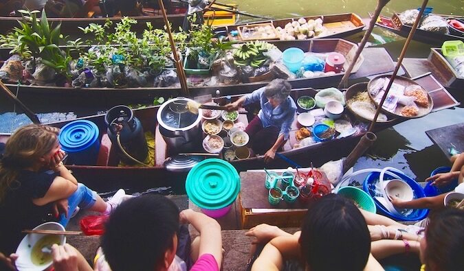 People at a Thai river market