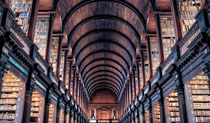 Picture of a library with a lot of books