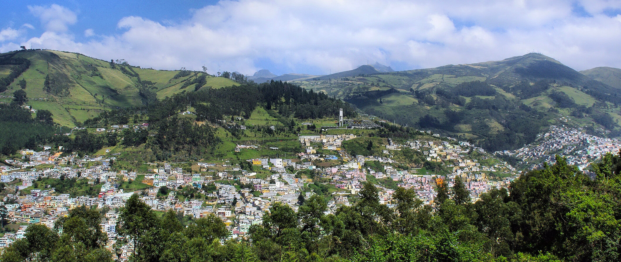 Image of a city in Ecuador surrounded by mountains