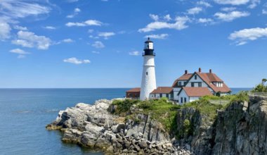 A picturesque lighthouse on the coast of Maine